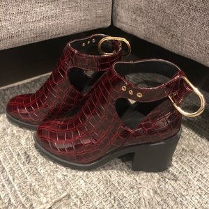 👠Burgundy faux alligator skin heel boots👠
